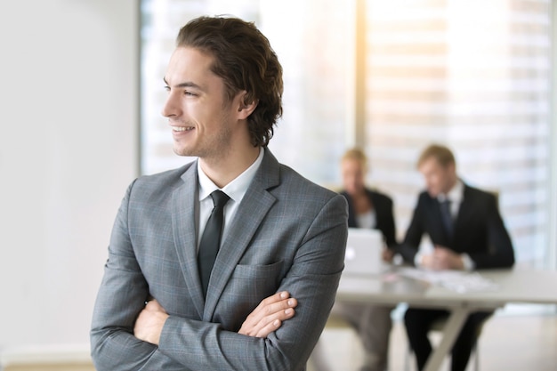 Retrato de un joven empresario sonriente