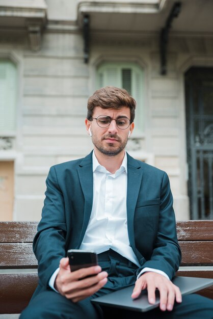 Retrato de un joven empresario video llamada en el teléfono móvil