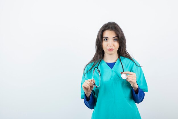 Retrato de una joven enfermera guapa con estetoscopio