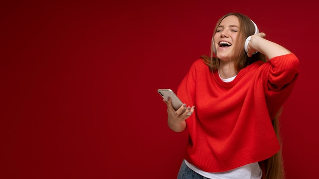 Retrato de una joven escuchando música y cantando