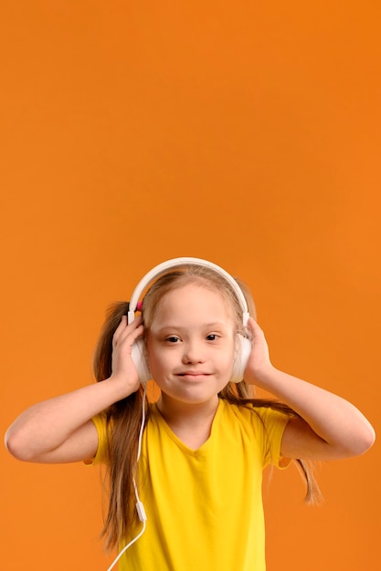 Retrato de joven escuchando música