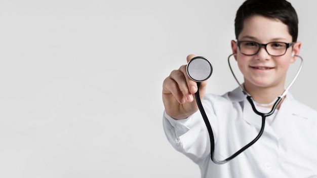 Retrato de joven con estetoscopio médico