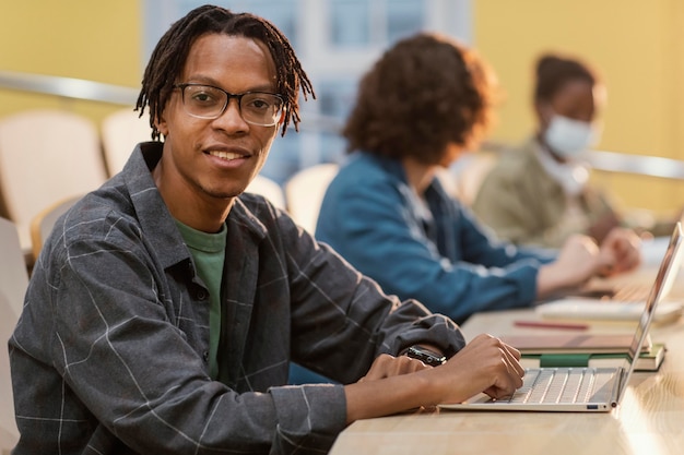 Foto gratuita retrato de joven estudiante en clase