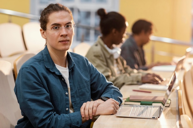 Foto gratuita retrato de joven estudiante en clase