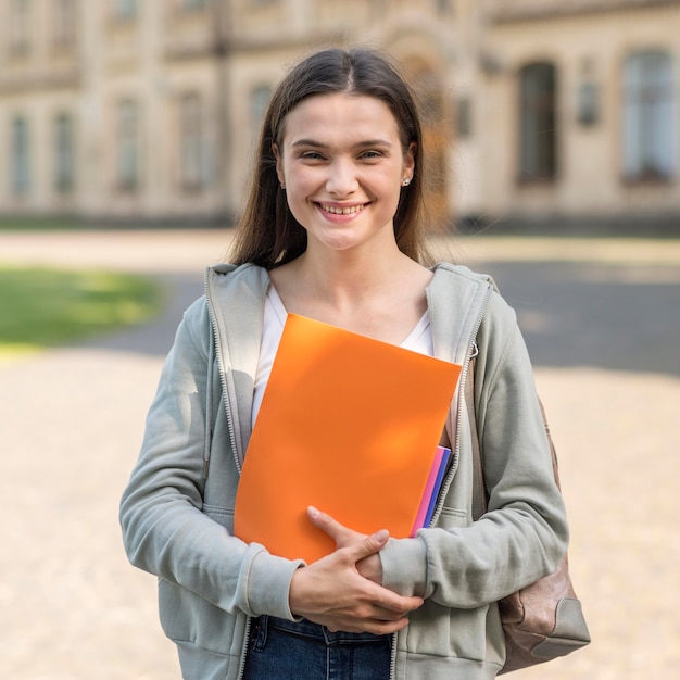 Retrato de joven estudiante feliz de volver a la universidad