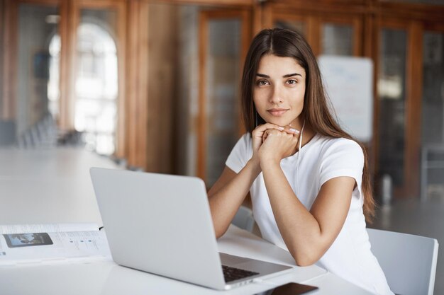 Retrato de una joven estudiante sentada en la biblioteca estudiando Futura diseñadora o abogada encontrando su camino en la vida Concepto de educación