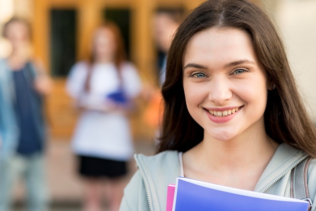 Retrato de joven estudiante sonriendo