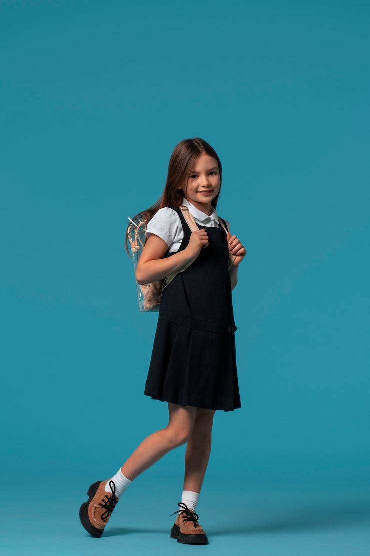 Foto gratuito retrato de joven estudiante en uniforme escolar
