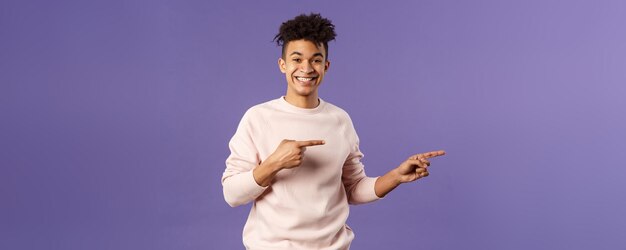 Retrato de joven europeo alegre con rastas hipster estudiante masculino invitando a unirse al curso en línea