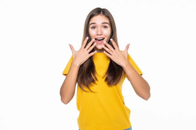 Retrato de una joven excitada celebrando el éxito sobre la pared blanca