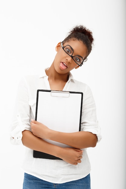 Retrato de joven exitosa mujer de negocios africanos sobre pared blanca