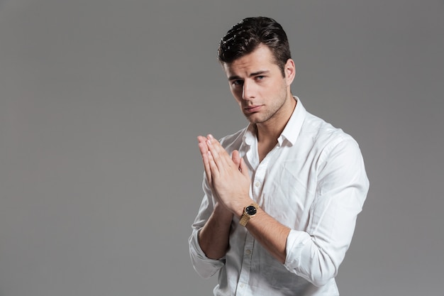 Foto gratuita retrato de un joven exitoso vestido con camisa blanca