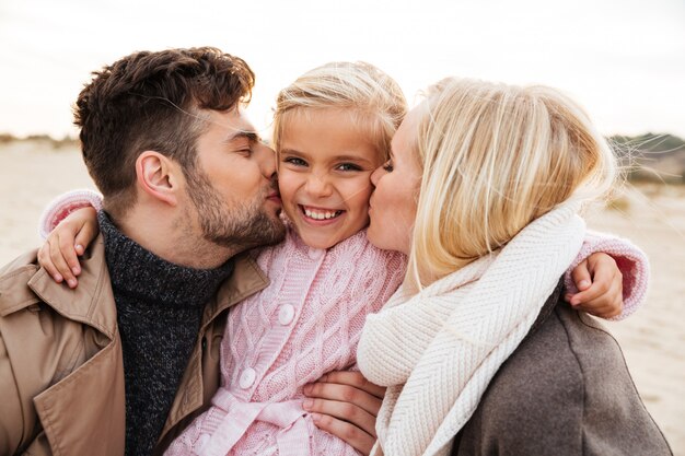 Retrato de una joven familia con una pequeña hija