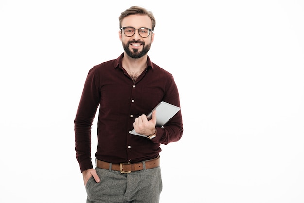 Foto gratuita retrato de un joven feliz en anteojos