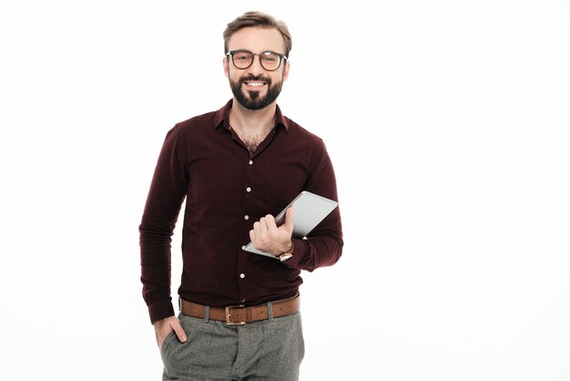 Retrato de un joven feliz en anteojos