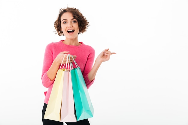 Retrato de una joven feliz con bolsas de compras