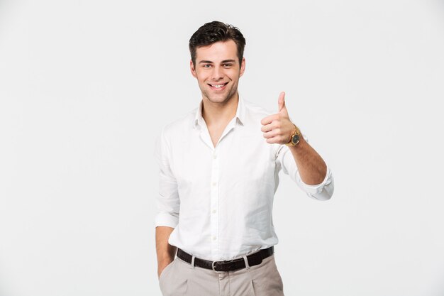 Retrato de un joven feliz en camisa blanca