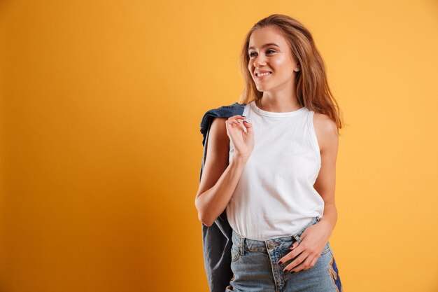 Retrato de una joven feliz con chaqueta