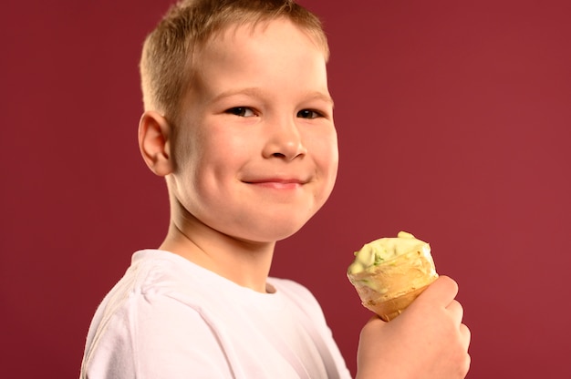 Retrato de joven feliz de comer helado