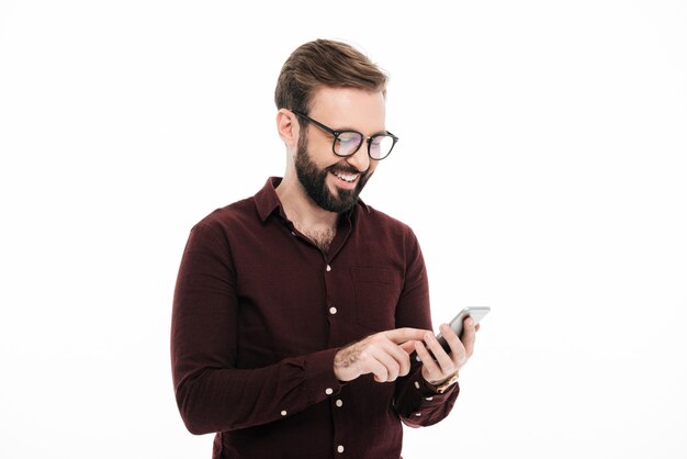 Retrato de un joven feliz en gafas