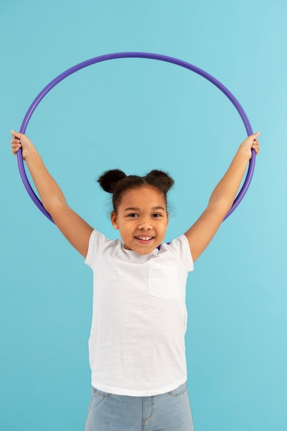 Foto gratuita retrato de joven feliz con hula hoop