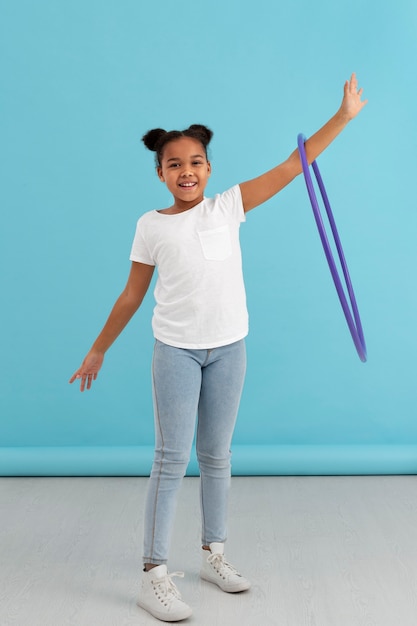 Retrato de joven feliz con hula hoop