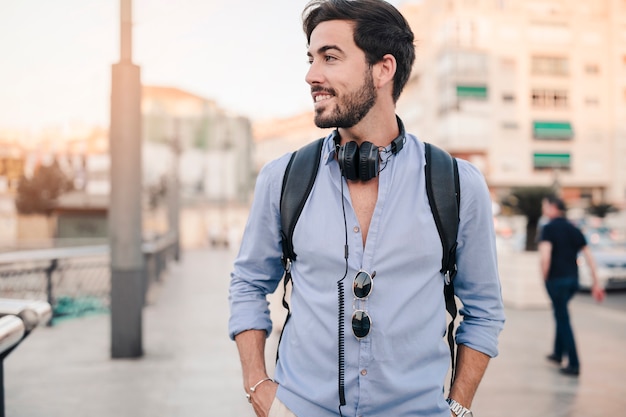 Foto gratuita retrato de un joven feliz mirando a otro lado