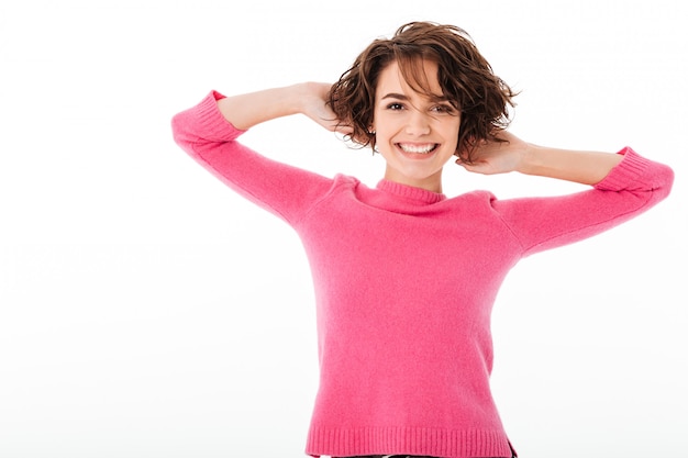 Retrato de una joven feliz posando