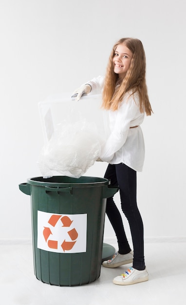 Foto gratuita retrato de joven feliz de reciclar plástico