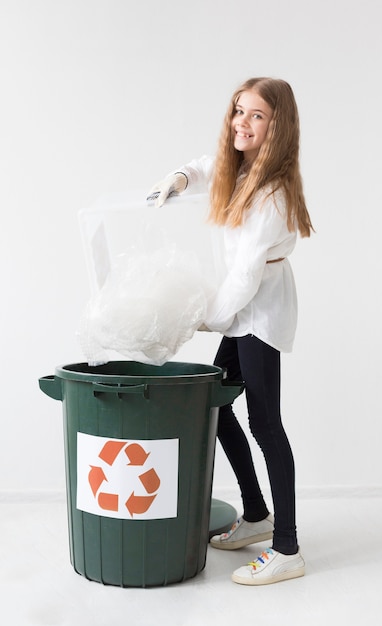 Retrato de joven feliz de reciclar plástico