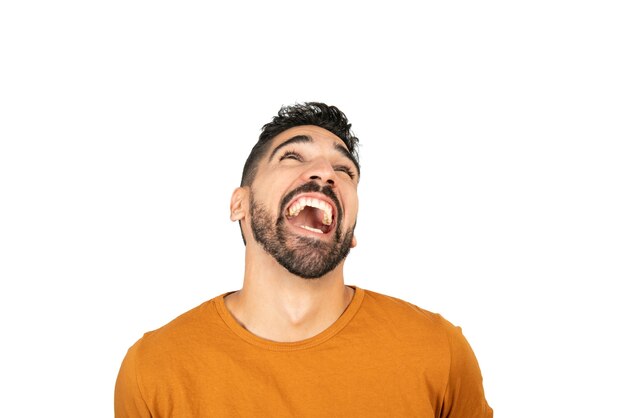 Retrato de joven feliz sonriendo contra el espacio en blanco