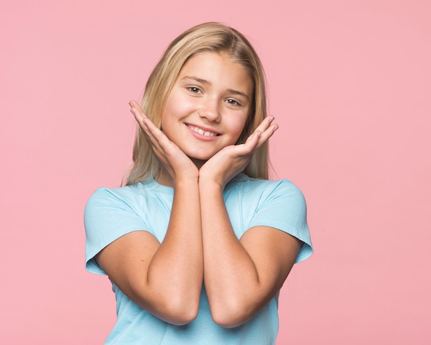 Foto gratuita retrato joven con fondo rosa