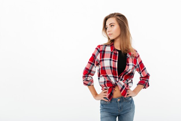 Retrato de una joven guapa en camisa a cuadros