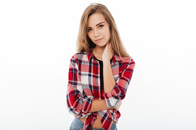 Retrato de una joven guapa en camisa a cuadros