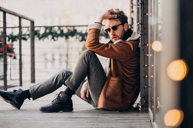 Retrato de un joven guapo con barba