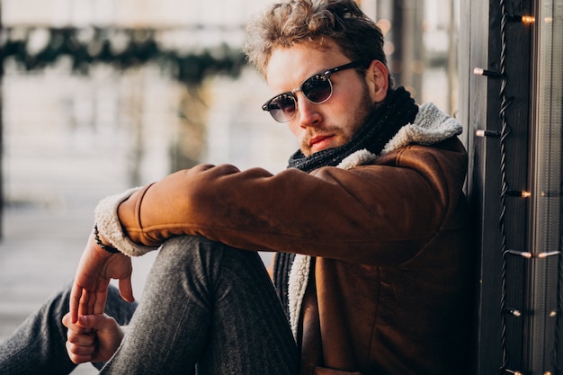 Retrato de un joven guapo con barba