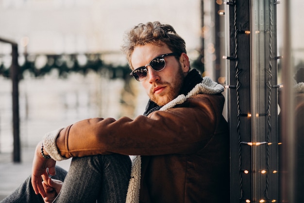 Retrato de un joven guapo con barba