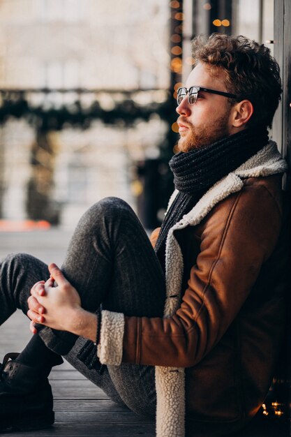 Retrato de un joven guapo con barba