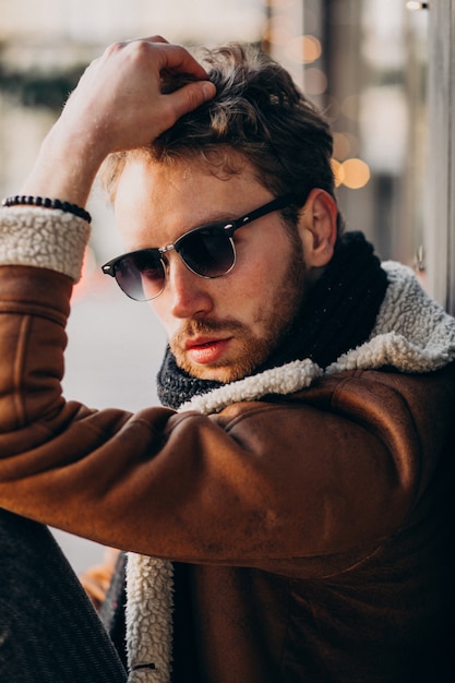 Retrato de un joven guapo con barba