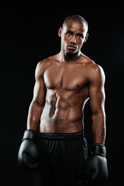 Retrato de joven guapo boxeador afroamericano en guantes