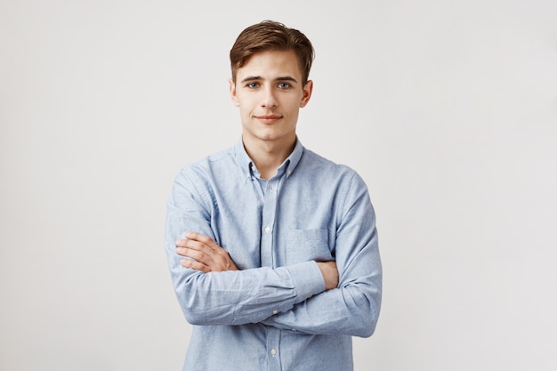 Foto gratuita retrato de joven guapo con los brazos cruzados