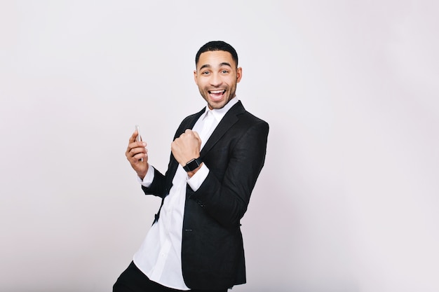 Retrato de joven guapo con camisa blanca, chaqueta negra divirtiéndose, sonriendo. Éxito, expresión de verdaderas emociones positivas, buenos resultados, felicidad, sonrisas.