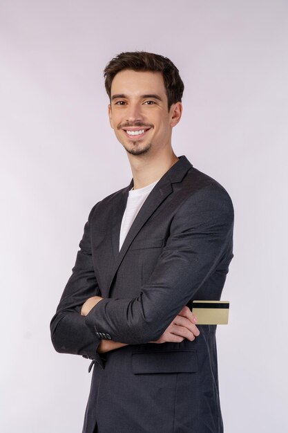 retrato, de, joven, guapo, hombre de negocios, llevando, traje, posición, con, brazos cruzados, con, aislado, en, estudio, fondo blanco