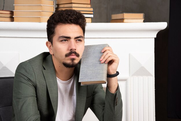 Retrato de joven guapo mientras mira a otro lado.