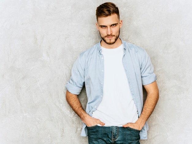 Foto gratuita retrato de joven guapo modelo vistiendo ropa casual camisa. hombre elegante de moda posando