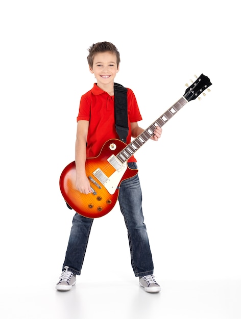 Retrato de joven con una guitarra eléctrica - aislado sobre fondo blanco.