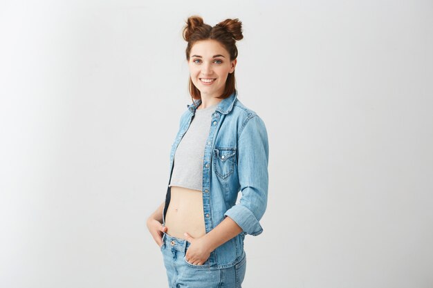 Retrato de joven hermosa adolescente con dos bollos sonriendo.