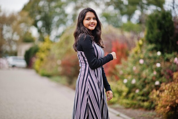 Retrato de una joven y hermosa adolescente india o del sur de Asia vestida
