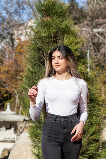 Retrato de joven hermosa caminando por la calle Foto de alta calidad