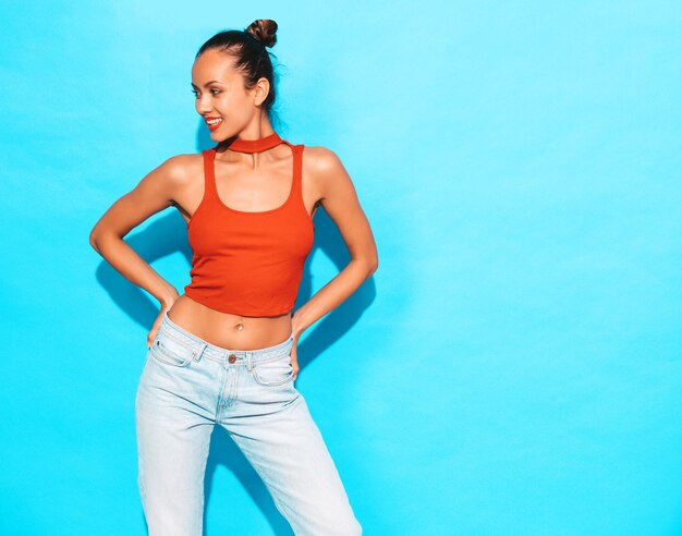 Retrato de joven hermosa chica hipster sonriente en ropa de verano camisa roja y jeans